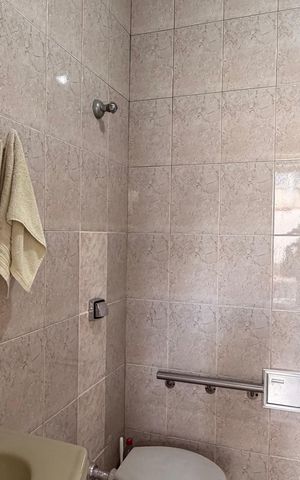 Casa para alugar com 75m², 3 quartos e 2 vagas Casa para alugar com 75m², 3 quartos e 2 vagasBanheiro social