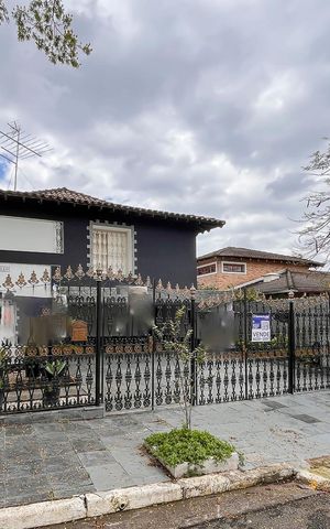 Casa à venda com 346m², 4 quartos e 10 vagasFachada + plaquinha