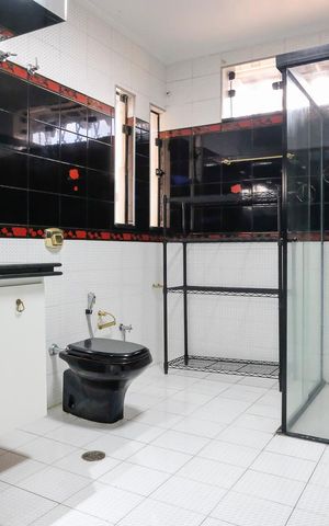 Casa à venda com 346m², 4 quartos e 10 vagasBanheiro da suíte 2