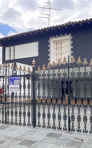 Casa à venda com 346m², 4 quartos e 10 vagasFachada + plaquinha