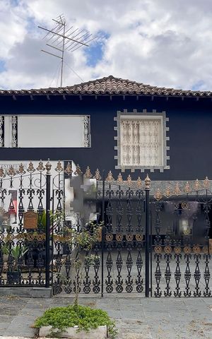 Casa à venda com 346m², 4 quartos e 10 vagasFachada + plaquinha