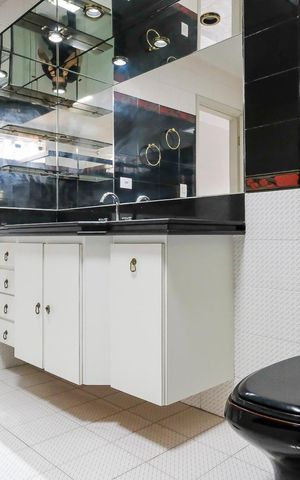 Casa à venda com 346m², 4 quartos e 10 vagasBanheiro da suíte 2