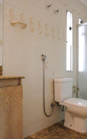 Casa à venda com 346m², 4 quartos e 10 vagasBanheiro da suíte 3