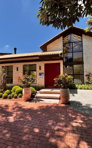 Casa de condomínio à venda com 316m², 4 quartos e 2 vagas Casa de condomínio à venda com 316m², 4 quartos e 2 vagasFachada