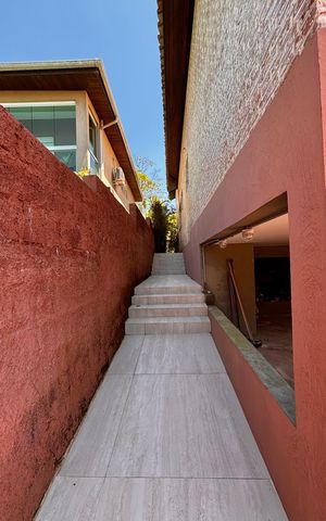 Casa de condomínio à venda com 316m², 4 quartos e 2 vagas Casa de condomínio à venda com 316m², 4 quartos e 2 vagasLateral