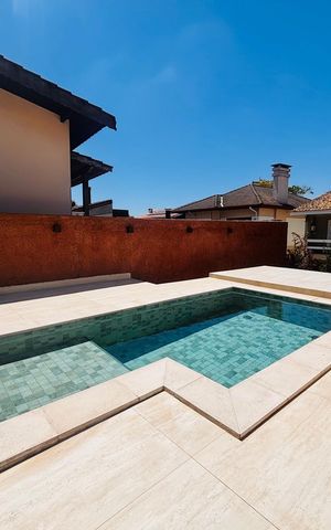 Casa de condomínio à venda com 316m², 4 quartos e 2 vagas Casa de condomínio à venda com 316m², 4 quartos e 2 vagasPiscina
