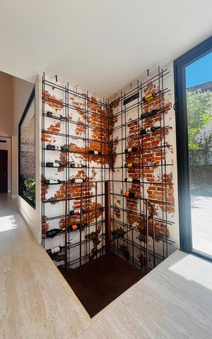 Casa de condomínio à venda com 316m², 4 quartos e 2 vagas Casa de condomínio à venda com 316m², 4 quartos e 2 vagasEntrada adega