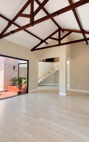 Casa de condomínio à venda com 316m², 4 quartos e 2 vagas Casa de condomínio à venda com 316m², 4 quartos e 2 vagasSala