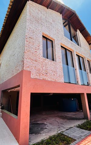 Casa de condomínio à venda com 316m², 4 quartos e 2 vagas Casa de condomínio à venda com 316m², 4 quartos e 2 vagasFundos
