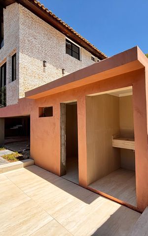 Casa de condomínio à venda com 316m², 4 quartos e 2 vagas Casa de condomínio à venda com 316m², 4 quartos e 2 vagasFundos