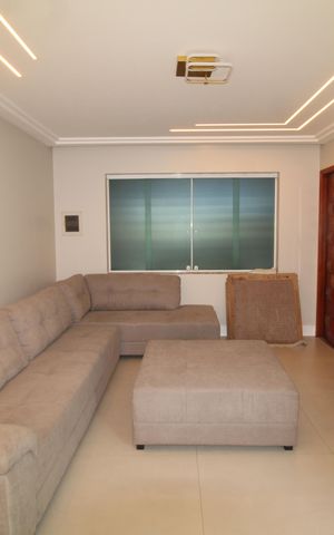 Casa à venda com 240m², 4 quartos e 2 vagasSala
