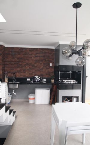 Casa à venda com 240m², 4 quartos e 2 vagasÁrea de Serviço