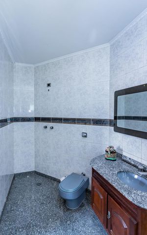 Casa à venda com 250m², 4 quartos e 6 vagas Casa à venda com 250m², 4 quartos e 6 vagasBanheiro suite