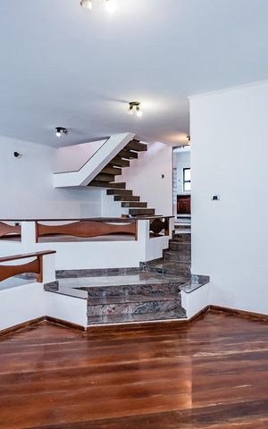 Casa à venda com 250m², 4 quartos e 6 vagas Casa à venda com 250m², 4 quartos e 6 vagasSala