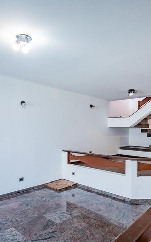 Casa à venda com 250m², 4 quartos e 6 vagas Casa à venda com 250m², 4 quartos e 6 vagasSala