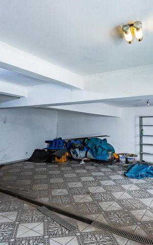 Casa à venda com 250m², 4 quartos e 6 vagas Casa à venda com 250m², 4 quartos e 6 vagasGaragem
