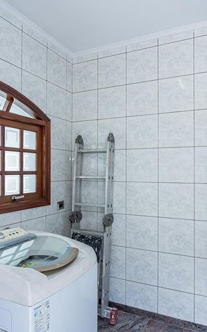 Casa à venda com 250m², 4 quartos e 6 vagas Casa à venda com 250m², 4 quartos e 6 vagasÁrea de Serviço