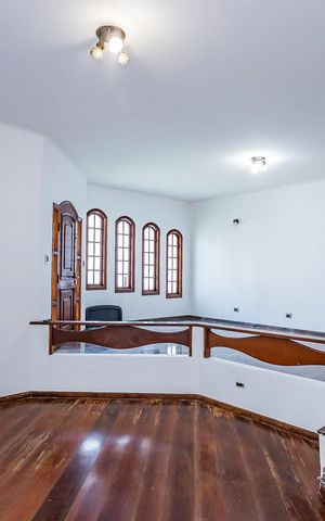 Casa à venda com 250m², 4 quartos e 6 vagas Casa à venda com 250m², 4 quartos e 6 vagasSala
