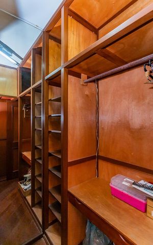 Casa à venda com 250m², 4 quartos e 6 vagas Casa à venda com 250m², 4 quartos e 6 vagasCloset suite