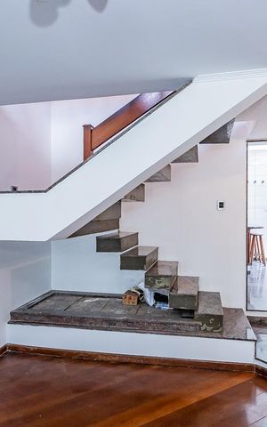 Casa à venda com 250m², 4 quartos e 6 vagas Casa à venda com 250m², 4 quartos e 6 vagasSala