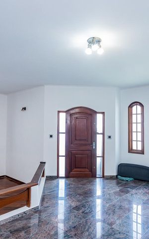 Casa à venda com 250m², 4 quartos e 6 vagas Casa à venda com 250m², 4 quartos e 6 vagasSala
