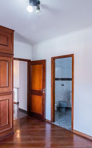 Casa à venda com 250m², 4 quartos e 6 vagas Casa à venda com 250m², 4 quartos e 6 vagasSuite