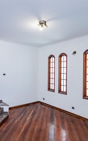 Casa à venda com 250m², 4 quartos e 6 vagas Casa à venda com 250m², 4 quartos e 6 vagasSala