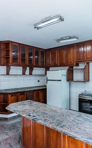 Casa à venda com 250m², 4 quartos e 6 vagas Casa à venda com 250m², 4 quartos e 6 vagasCozinha