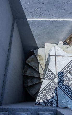 Casa à venda com 250m², 4 quartos e 6 vagas Casa à venda com 250m², 4 quartos e 6 vagasEscada