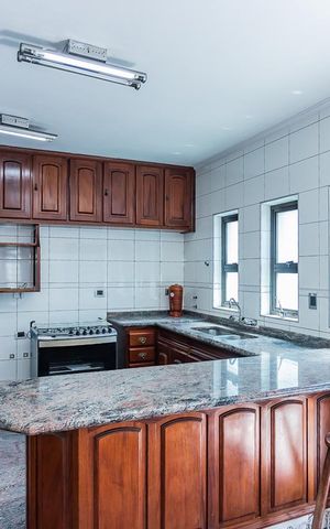 Casa à venda com 250m², 4 quartos e 6 vagas Casa à venda com 250m², 4 quartos e 6 vagasCozinha