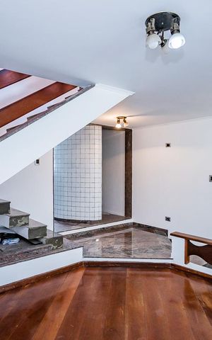 Casa à venda com 250m², 4 quartos e 6 vagas Casa à venda com 250m², 4 quartos e 6 vagasSala