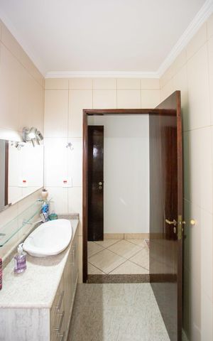 Casa à venda com 240m², 4 quartos e 10 vagasBanheiro Social