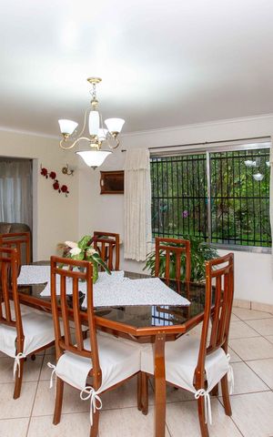 Casa à venda com 240m², 4 quartos e 10 vagasSala