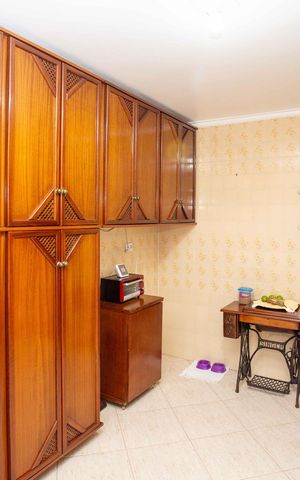 Casa à venda com 240m², 4 quartos e 10 vagasÁrea de Serviço