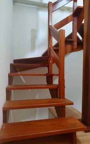 Casa à venda com 112m², 3 quartos e 1 vaga Casa à venda com 112m², 3 quartos e 1 vagaEscada