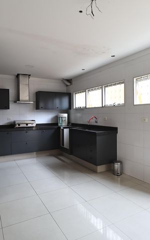 Casa à venda com 181m², 3 quartos e 2 vagas Casa à venda com 181m², 3 quartos e 2 vagasCozinha