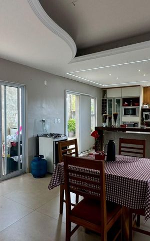 Casa à venda com 338m², 5 quartos e 4 vagas Casa à venda com 338m², 5 quartos e 4 vagassala