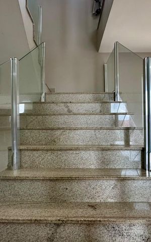Casa à venda com 338m², 5 quartos e 4 vagas Casa à venda com 338m², 5 quartos e 4 vagasescada