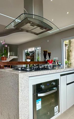 Casa à venda com 338m², 5 quartos e 4 vagas Casa à venda com 338m², 5 quartos e 4 vagascozinha