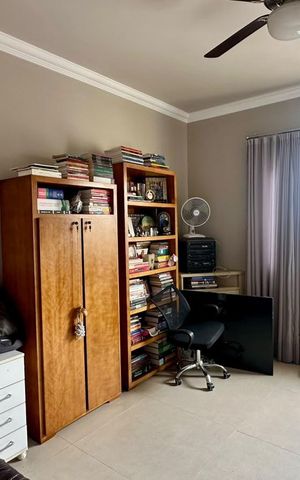 Casa à venda com 338m², 5 quartos e 4 vagas Casa à venda com 338m², 5 quartos e 4 vagasquarto 4