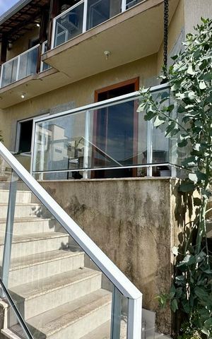 Casa à venda com 338m², 5 quartos e 4 vagas Casa à venda com 338m², 5 quartos e 4 vagasfachada
