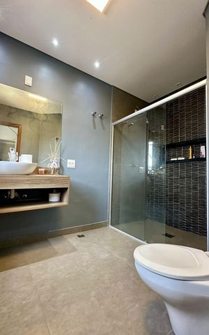Casa à venda com 338m², 5 quartos e 4 vagas Casa à venda com 338m², 5 quartos e 4 vagasbanheiro 3