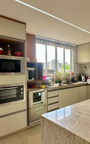 Casa à venda com 338m², 5 quartos e 4 vagas Casa à venda com 338m², 5 quartos e 4 vagascozinha
