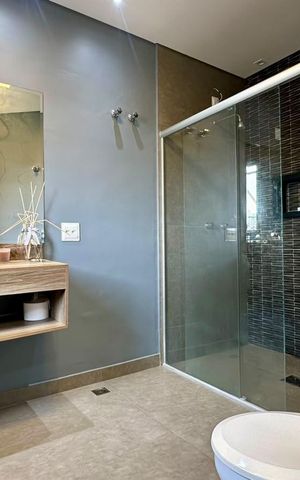 Casa à venda com 338m², 5 quartos e 4 vagas Casa à venda com 338m², 5 quartos e 4 vagasbanheiro 3