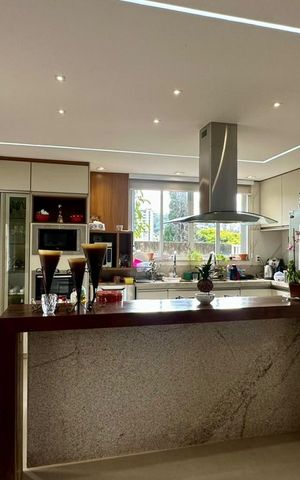 Casa à venda com 338m², 5 quartos e 4 vagas Casa à venda com 338m², 5 quartos e 4 vagascozinha