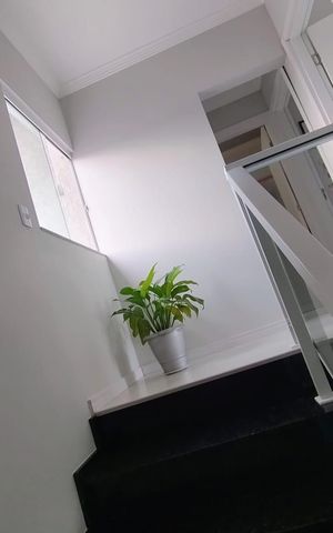 Casa à venda com 100m², 3 quartos e 2 vagas Casa à venda com 100m², 3 quartos e 2 vagasEscada