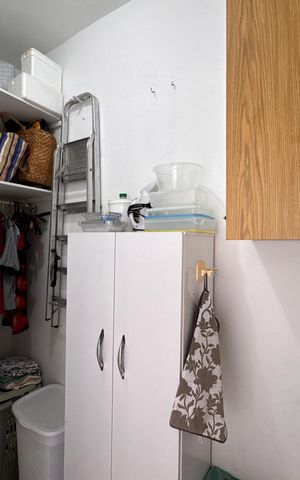 Apartamento à venda com 182m², 3 quartos e 2 vagas Apartamento à venda com 182m², 3 quartos e 2 vagasCozinha e Área de Serviço