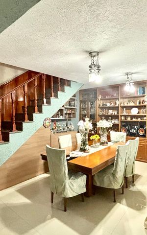 Casa à venda com 300m², 4 quartos e 4 vagas Casa à venda com 300m², 4 quartos e 4 vagasSala