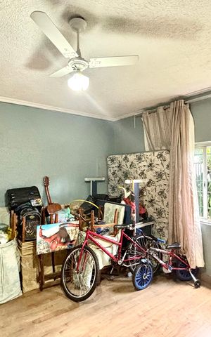 Casa à venda com 300m², 4 quartos e 4 vagas Casa à venda com 300m², 4 quartos e 4 vagasEscritório