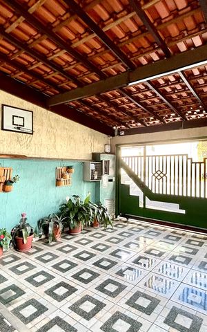 Casa à venda com 300m², 4 quartos e 4 vagas Casa à venda com 300m², 4 quartos e 4 vagasGaragem